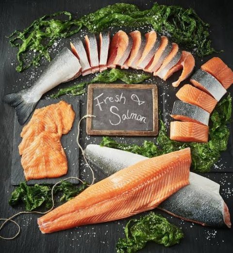 Fresh Atlantic Salmon Steaks — 1 kg (2.2 lb), Bone-In Cut, Wild-Caught Atlantic Salmon, 4 Portions